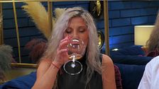 Un soltero le pide a su cita en 'First Dates' que mantenga un trago de vino en la boca para cumplir con una atrevida prueba