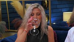 Un soltero le pide a su cita en 'First Dates' que mantenga un trago de vino en la boca para cumplir con una atrevida prueba