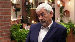 Carlos Sobera alucina al descubrir la estricta filosofía de vida ancestral de un soltero de ‘First Dates’