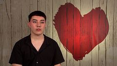 Un soltero de 'First Dates' comparte el duro episodio de bullying que sufrió por su orientación sexual: "Me metieron un navajazo"