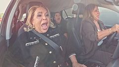 Gritos y mucha tensión en el coche de las Salazar con las Guiribitey por la conducción de Raquel