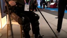 Lo último de la IA en el Mobile World Congress: Miguel puede andar durante algunas horas gracias a un exoesqueleto