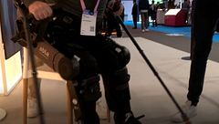 Lo último de la IA en el Mobile World Congress: Miguel puede andar durante algunas horas gracias a un exoesqueleto