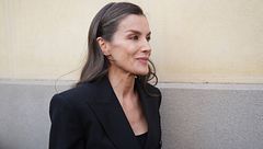 La reina Letizia muestra su apoyo a Sonsoles Ónega en el adiós a su padre: "Vengo a dar un abrazo a mi amiga"