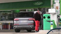 Las primeras imágenes de Kiko Rivera tras salir a la luz su presunta reconciliación con Isabel Pantoja: su novia Lola, su mayor apoyo