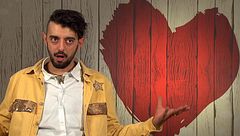 La extrema sinceridad de un soltero de 'First Dates' sobre el outfit de la soltera molesta a su cita: "Ha sido como 'Cállate'"