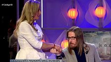 La ganadera crítica con el 8M le regala a Pablo Fernández una pulsera de la bandera de España tras un cara a cara: "Me la puedes poner"