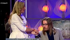 La ganadera crítica con el 8M le regala a Pablo Fernández una pulsera de la bandera de España tras un cara a cara: "Me la puedes poner"