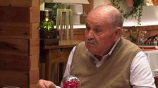Un soltero de 'First Dates', de 75 años y sin hijos, emociona a su cita al sincerarse sobre la soledad que siente: "Se me cae la casa encima"