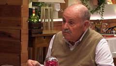 Un soltero de 'First Dates', de 75 años y sin hijos, emociona a su cita al sincerarse sobre la soledad que siente: "Se me cae la casa encima"