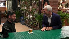 El ataque de risa de Carlos Sobera al saber lo que busca en el amor un soltero de 'First Dates': "Lo tuyo tiene valor"