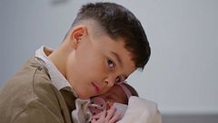 El emotivo momento en el que el hijo de Rebe y José conocen a Bianca: "Qué guapa es"