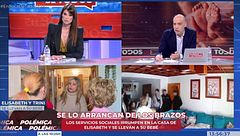 Impactantes imágenes | Los servicios sociales arrancan a un bebé de los brazos de su madre