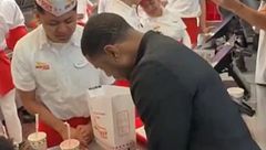 Michael B. Jordan sorprende a todos pidiendo en una hamburguesería minutos después de ganar el Oscar