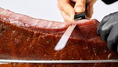 Cómo cortar el jamón del mar: así es el embutido gourmet que nace del atún rojo