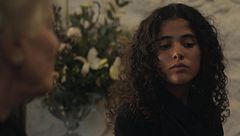 La tía Menchu le cuenta a Carmen lo que Rosario del Monte le dijo sobre ella