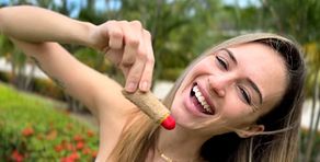 Almudena muestra el objeto personal que ha elegido para la aventura