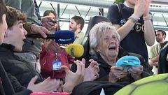 Los beneficios de los videojuegos contra el deterioro cognitivo y la soledad en los mayores: "Nunca lo había hecho, es muy divertido"