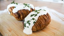 Saúl Craviotto nos hace sus patatas Hasselback: la receta para preparar una guarnición especial