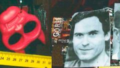 El ‘museo de los horrores’ de Leonardo: armas y referencias a asesinos en serie famosos