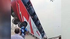 Al menos 23 muertos tras hundirse un autobús con 40 pasajeros en el río Padma