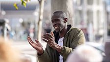 El exdiputado de Podemos, Serigne Mbaye, acusa de "racismo puro y duro" a la Policía por su arresto en Madrid
