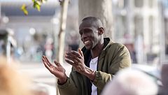 El exdiputado de Podemos, Serigne Mbaye, acusa de "racismo puro y duro" a la Policía por su arresto en Madrid