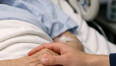 La eutanasia en España aumenta año tras año: más de 1.000 casos, un 42% de las peticiones aprobadas y un plazo medio de espera de 49 días