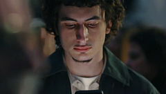 Polémica por la campaña de la DGT que culpa al peatón por usar el móvil: algunas asociaciones piden su retirada