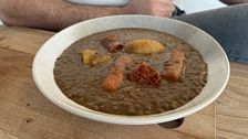 Saúl Craviotto nos enseña a hacer sus lentejas con chorizo llenas de sabor