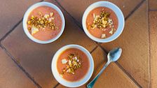 La receta del salmorejo con crujiente de kikos y tomates de la huerta