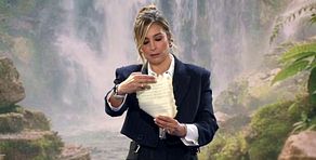 Sandra Barneda lee el pergamino que da un giro a la aventura: ¡un nuevo concursante llega a 'Supervivientes 2026'!