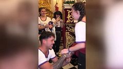 La emotiva pedida de mano de un costalero a su novia frente a toda la Hermandad