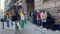 Cientos de senegaleses acuden a la embajada 'efímera' de A Coruña para arreglar su documentación