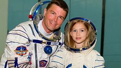 Emotivo homenaje en la misión a la Luna: sus tripulantes le ponen el nombre de la esposa fallecida de su comandante a un cráter