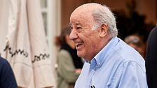 Sin WhatsApp y recogiendo huevos de sus gallinas: así es la vida actual de Amancio Ortega