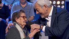 El tierno momento de Carlos Sobera con una mujer del público de 98 años: ''Estás perfecta''