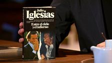 Julio Iglesias protagoniza 'El café de los malditos': "Cuando lees este libro entiendes muchas cosas"