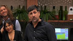 Un soltero recibe a su cita de una manera única imitando a Melendi y ella se queda sin palabras al verlo