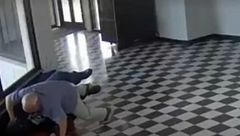 Un vídeo muestra el heroico momento de un director de instituto al desarmar a un exalumno y evitar un tiroteo en una escuela de Oklahoma