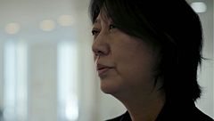 Una trabajadora del Gobierno japonés explica las medidas están adoptando para "poner fin de manera tajante" la muerte solitaria