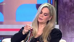 Pepi Valladares muestra los objetos personales que tiene de Julián Muñoz y se compromete a dárselo a su familia