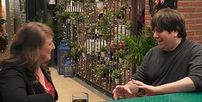 La cita surrealista y llena de incomprensión lingüística entre Julie y Álvaro: ”No sé palabras sexuales en español”