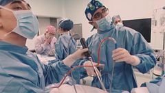 El cirujano Diego González Rivas lo vuelve a hacer: opera con éxito a una mujer con una nueva fórmula para extirpar tumores imposibles