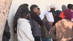 Largas colas y oficinas colapsadas para tramitar la regularización de inmigrantes: "Se colapsa la web"