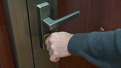 Los españoles retrasan la compra de su primera vivienda: "Comprar un piso con los sueldos que tenemos no me lo plantearía"