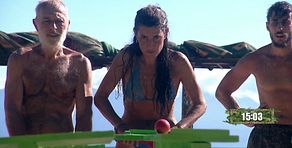 Máxima tensión y concentración del equipo rojo durante el juego de localización