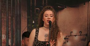 El espectacular momento musical con el que Lucía ha impresionado a su cita y… ¡con gallo incluido!