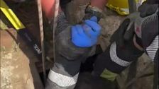 Las imágenes del angustioso rescate de un niño de tres años que había caído a un pozo: tardaron dos horas en sacarle