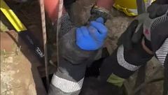 Las imágenes del angustioso rescate de un niño de tres años que había caído a un pozo: tardaron dos horas en sacarle